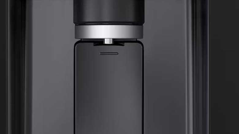 Tủ lạnh LG LFD61BLGA lấy nước lạnh trực tiếp từ bên ngoài